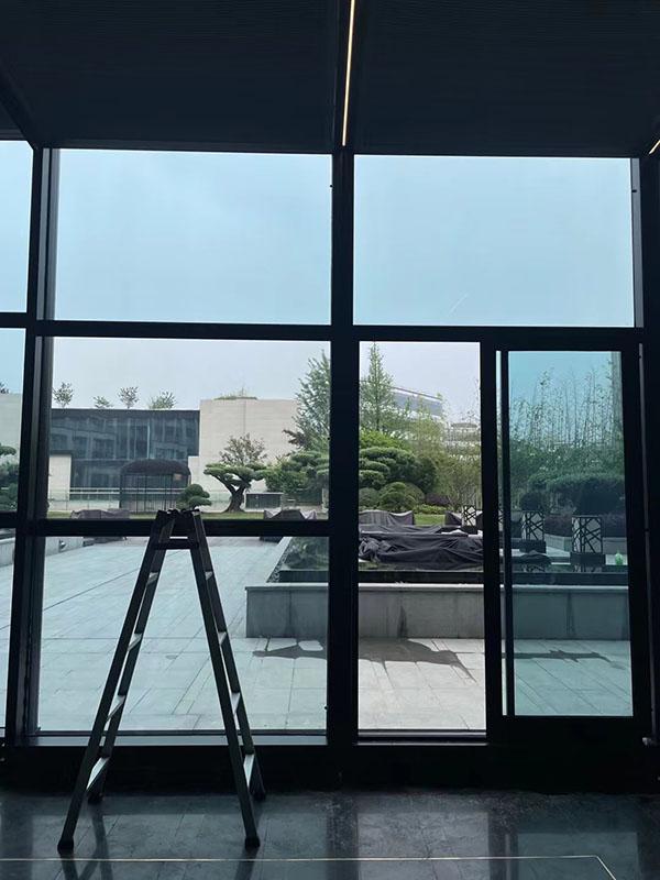 上海長(zhǎng)寧阿納迪酒店西餐廳玻璃裝貼納米陶瓷高隔太陽(yáng)膜